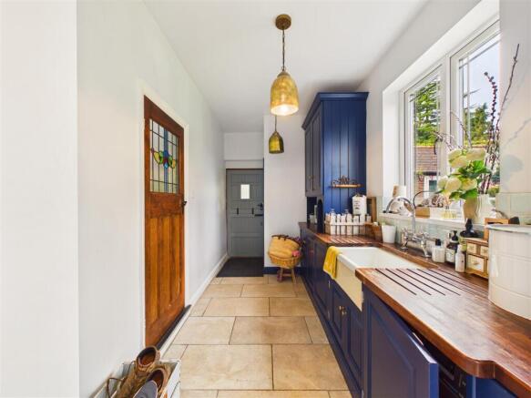 5 bed Detached for sale Image 8