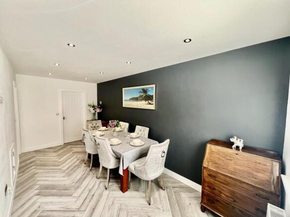 4 bed Semi-Detached for sale Image 7