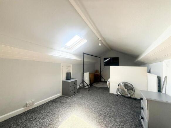 3 bed Apartment for sale Image 9