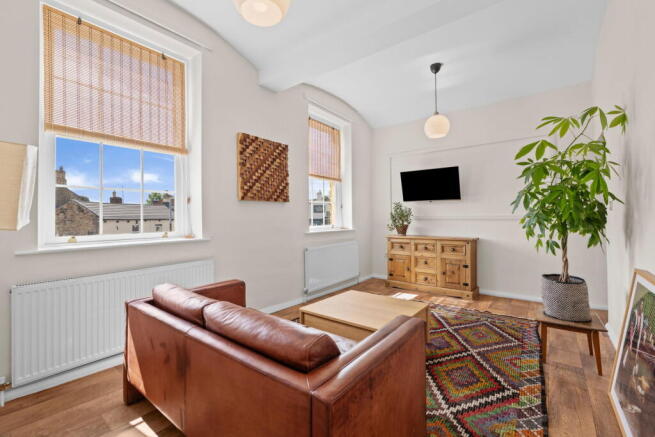 3 bed Flat for sale Image 2