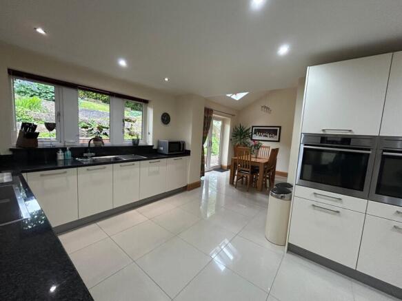 5 bed Detached for sale Image 12