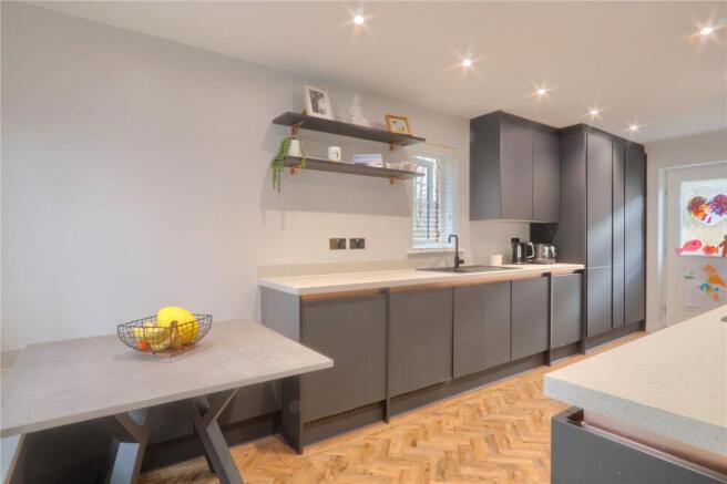 5 bed Detached for sale Image 4