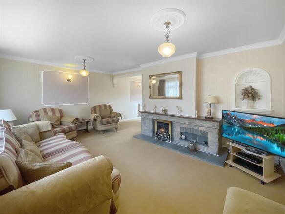 Lounge / Dining Area