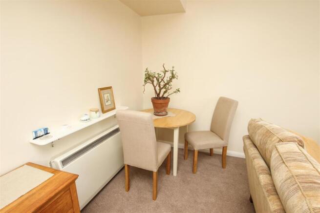 STUDIO ( LOUNGE / BEDROOM )