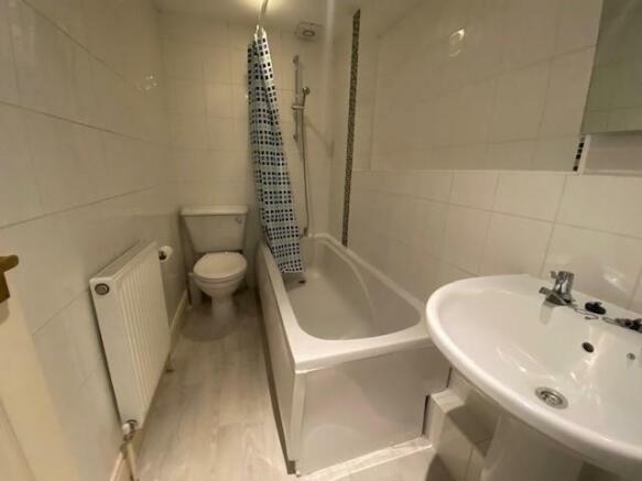 16 Alma Lane bathroom - Copy - Copy.jpg
