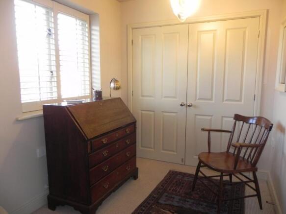 https://s3-eu-west-1.amazonaws.com/propertylab/allanmorris/property-images/standard/2406_20 Avonmill Place - Bedroom Two 2.JPG