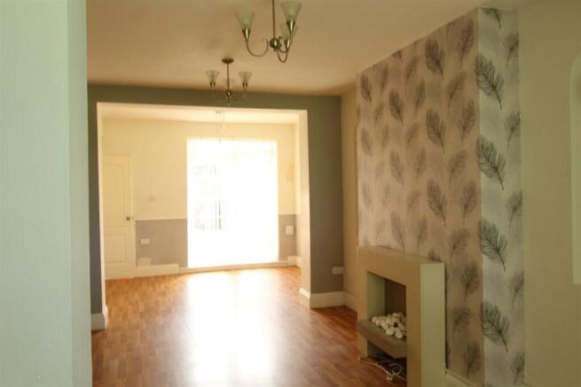 LOUNGE / DINING ROOM