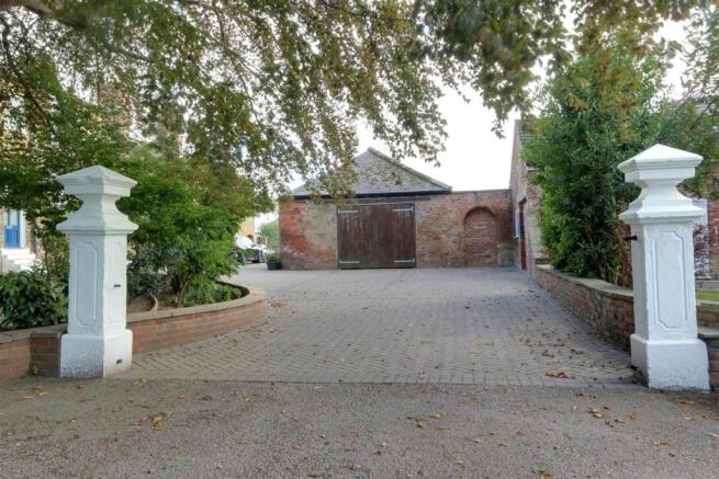 6 bed Detached for sale Image 8