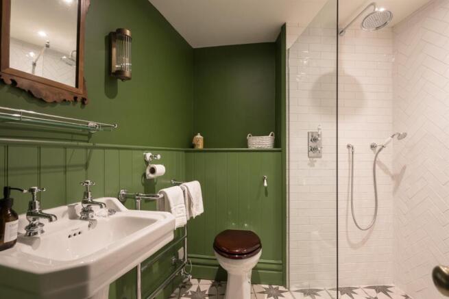 5 bed House for sale Image 10