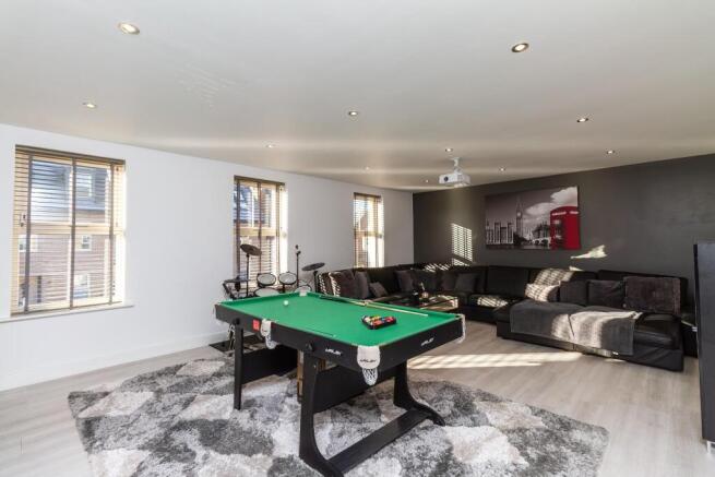 5 bed Detached for sale Image 9