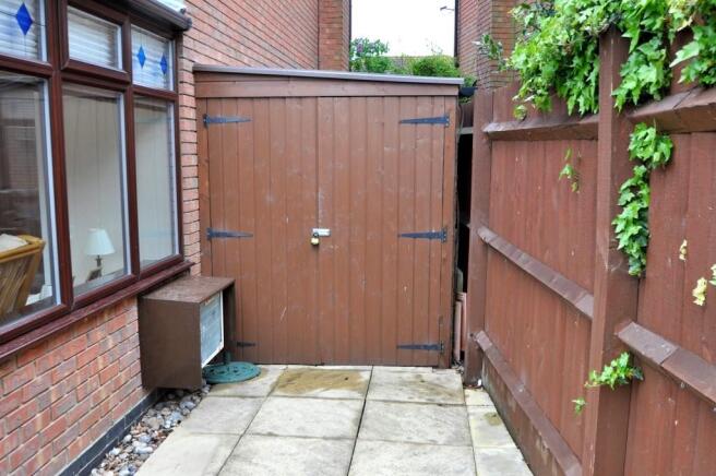 Long lean-to shed