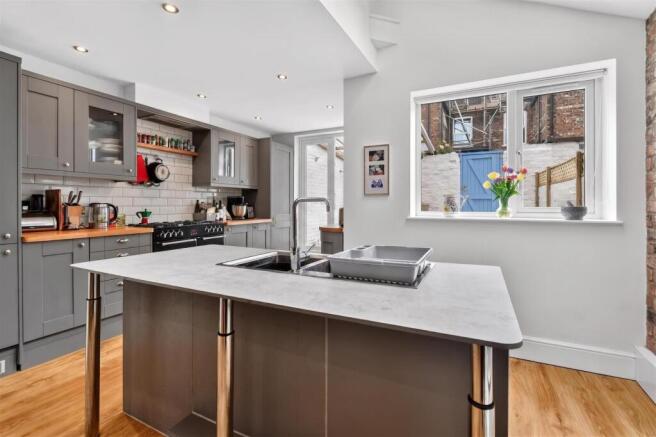 2 bed Terraced for sale Image 5