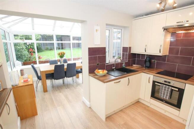 FITTED KITCHEN / DINER