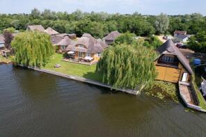 Bureville, Bureside Estate, Crabbetts Marsh, Horning NR12 8JP