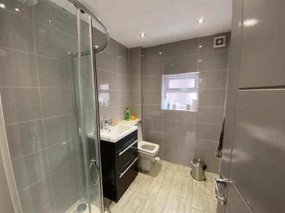 19da. 1st floor shower room.JPG