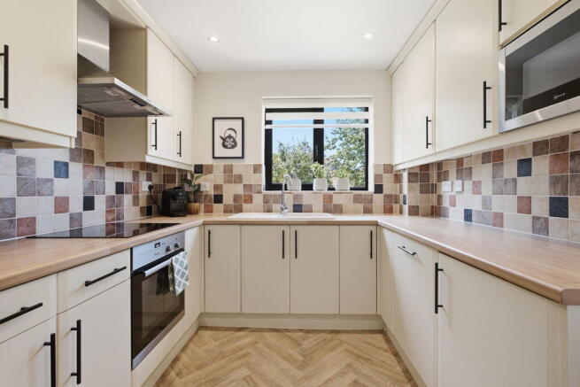 5 bed Detached for sale Image 4