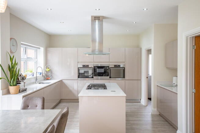 5 bed Detached for sale Image 10
