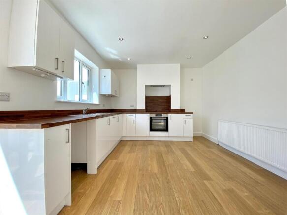 3 bed Semi-Detached to rent Image 6