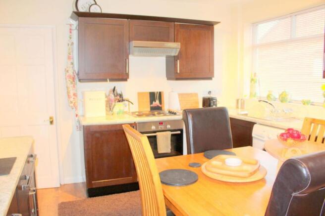 KITCHEN/DINING ROOM