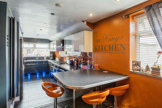 3 bed Semi-Detached for sale Image 8