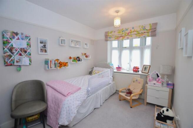 22 Strathearn Ave bed3.JPG
