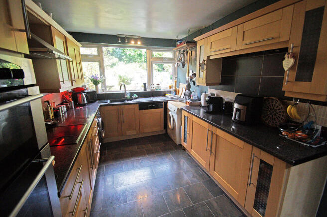 4 bed Semi-Detached for sale Image 6