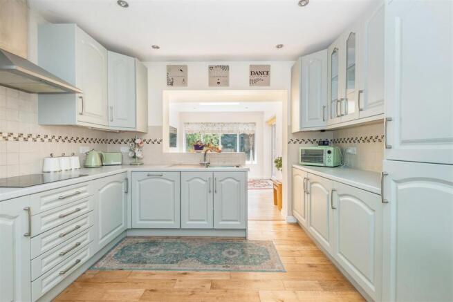 Manor Avenue, Caterham photo 4