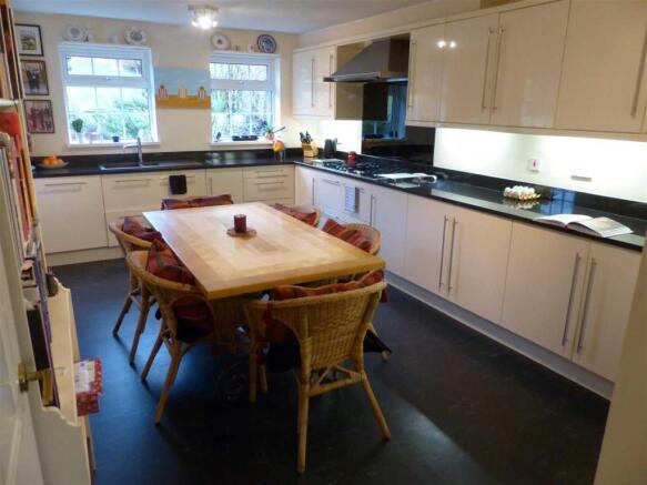 KITCHEN/BREAKFAST