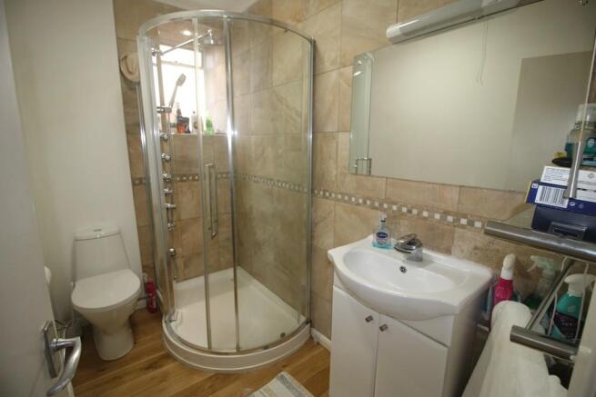 SHOWER ROOM / WC