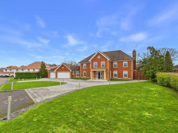 5 Bedroom Detached Property To Let