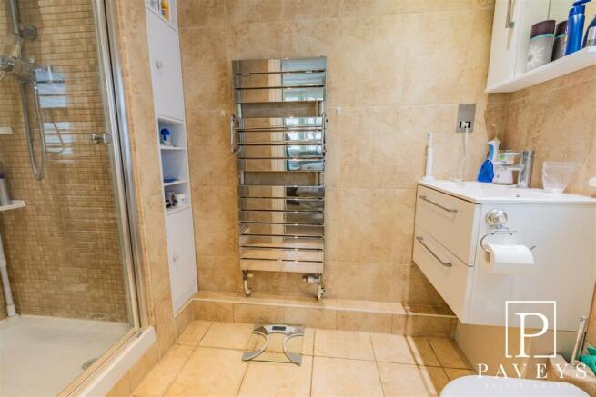 EN SUITE TO MASTER BEDROOM