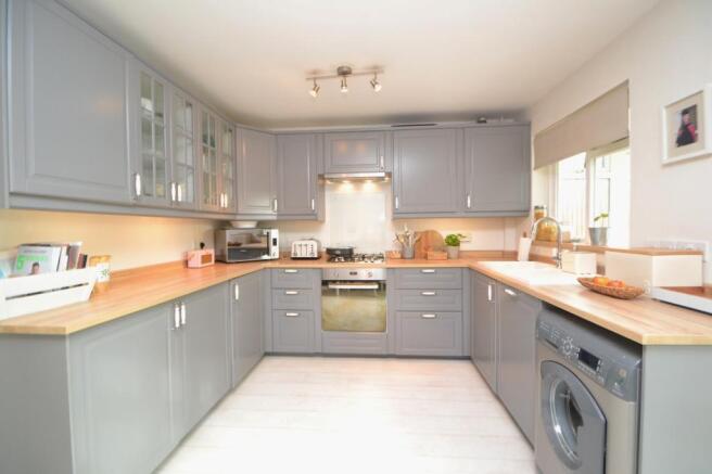kitchen / breakfast 