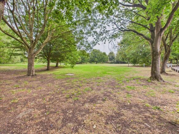 Albany Park, Colnbrook, Berkshire, SL3 photo 4