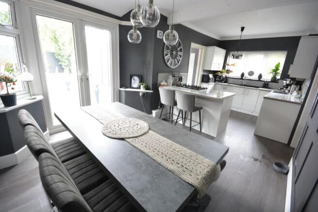 KITCHEN/DINING ROOM