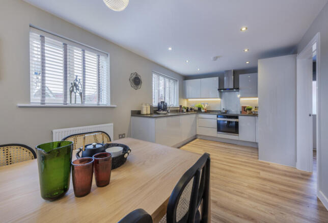 5 bed Detached for sale Image 5