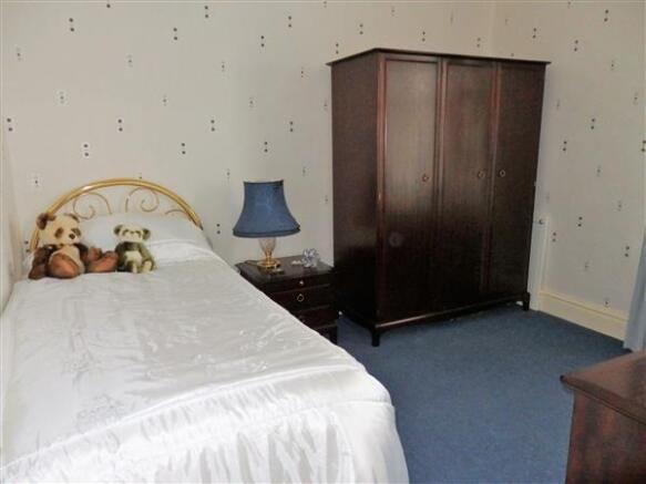 FRONT BEDROOM 1 :