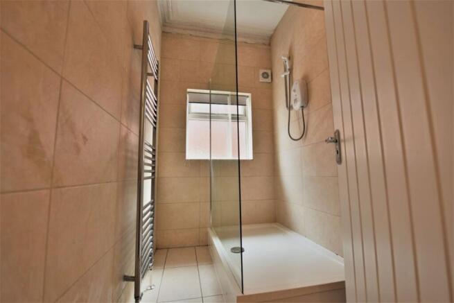 5 bed House to rent Image 4