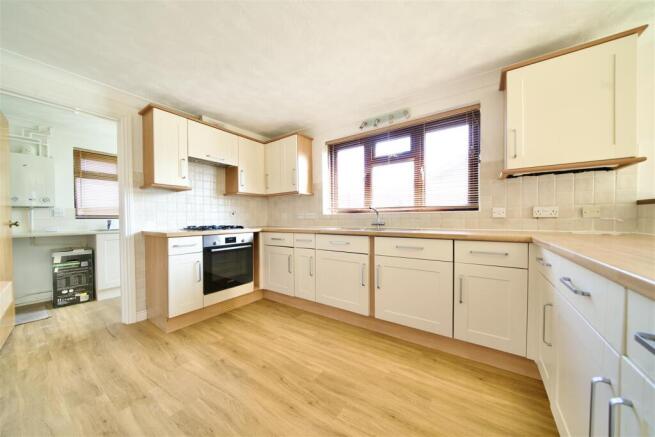 Emminster Close, Weymouth photo 4