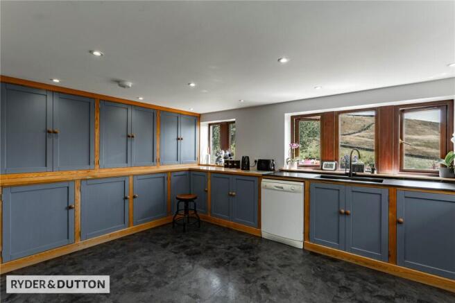 6 bed Detached for sale Image 9