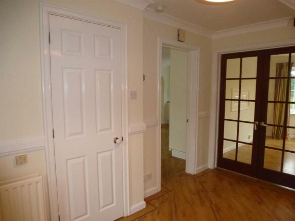 12 Stile Gardens - hallway Feb 19.JPG