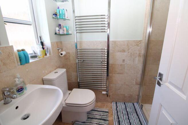 En suite showe...