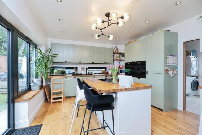 Bushey Mill Crescent, Watford photo 4