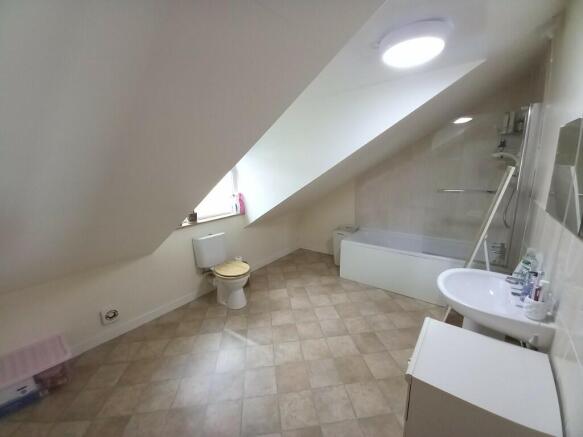 EN-SUITE BATHROOM 