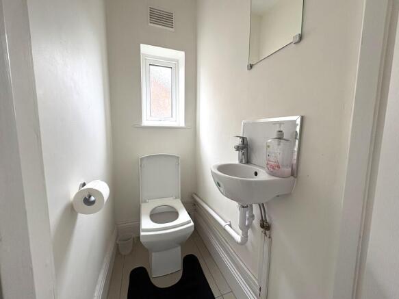 5 bed House to rent Image 8