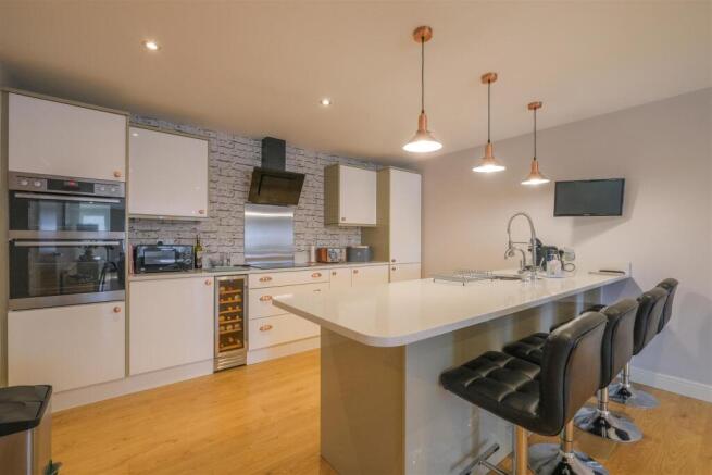 4 bed Semi-Detached for sale Image 6