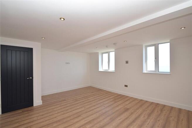 2 bed Penthouse to rent Image 3