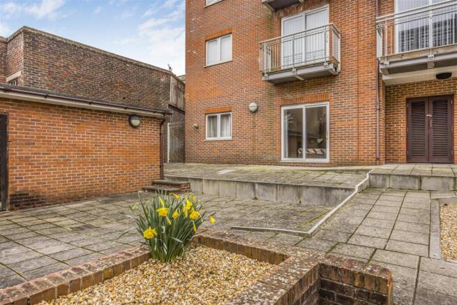 Flat 1 , Bosun Court, High Street, Cosham-PorticoM