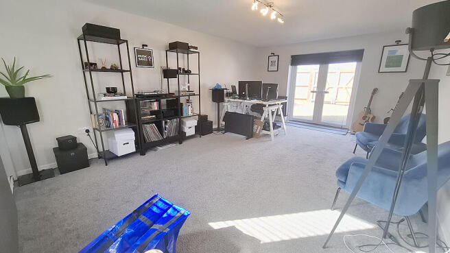 4 bed Detached to rent Image 8