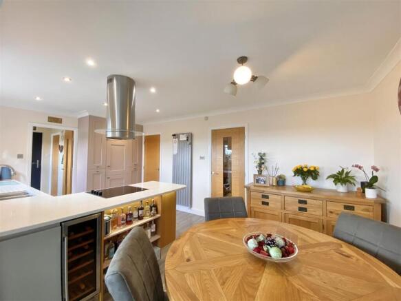 4 bed Detached for sale Image 4