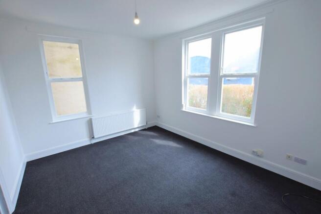 5 bed Semi-Detached to rent Image 2